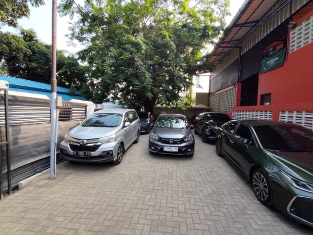 Tampak lain area parkir lapangan padel di Cipinang setelah pekerjaan selesai