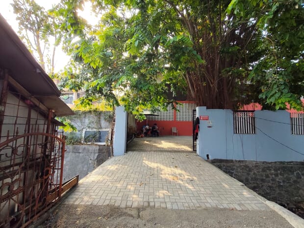 Permukaan paving block terpasang rapi di area parkir lapangan padel Cipinang