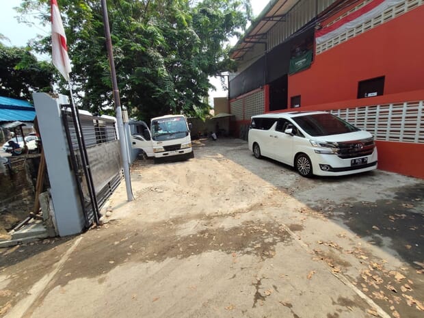 Area parkir lapangan padel dilihat dari gerbang masuk