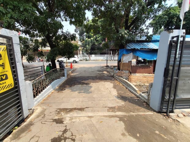 Jalur masuk dari jalan menuju area parkir sebelum dikerjakan