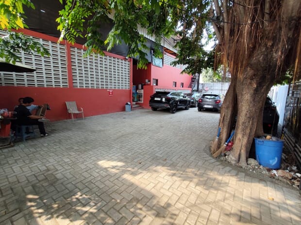 Area parkir lapangan padel di Cipinang setelah dipasang paving block K250