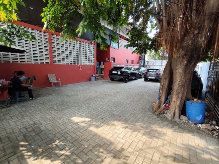 Area parkir lapangan padel di Cipinang setelah dipasang paving block K250