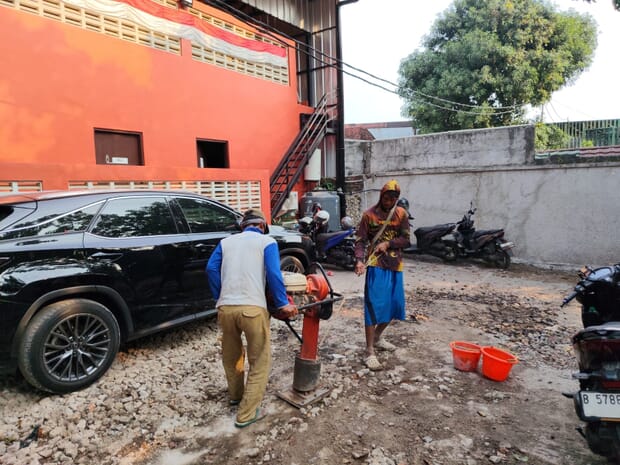 Pemadatan memakai stamper kuda di antara kendaraan yang terparkir