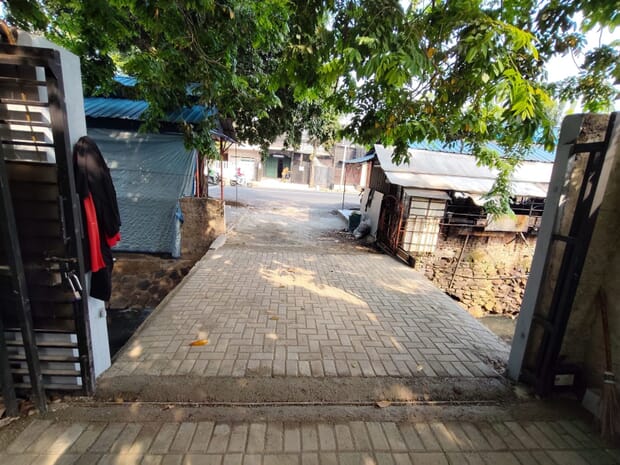 Hasil akhir area parkir lapangan padel di Cipinang setelah pemasangan paving block