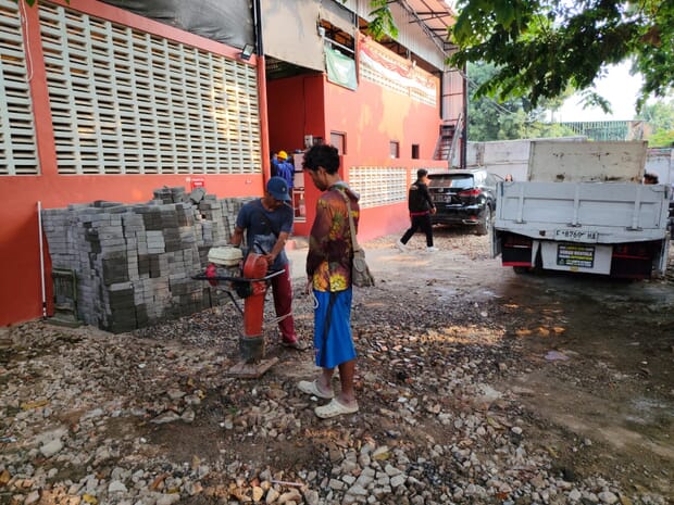 Paving block yang sudah tiba di lokasi siap dipasang