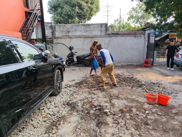 Lahan setelah coran dikupas, terlihat puing di bawahnya