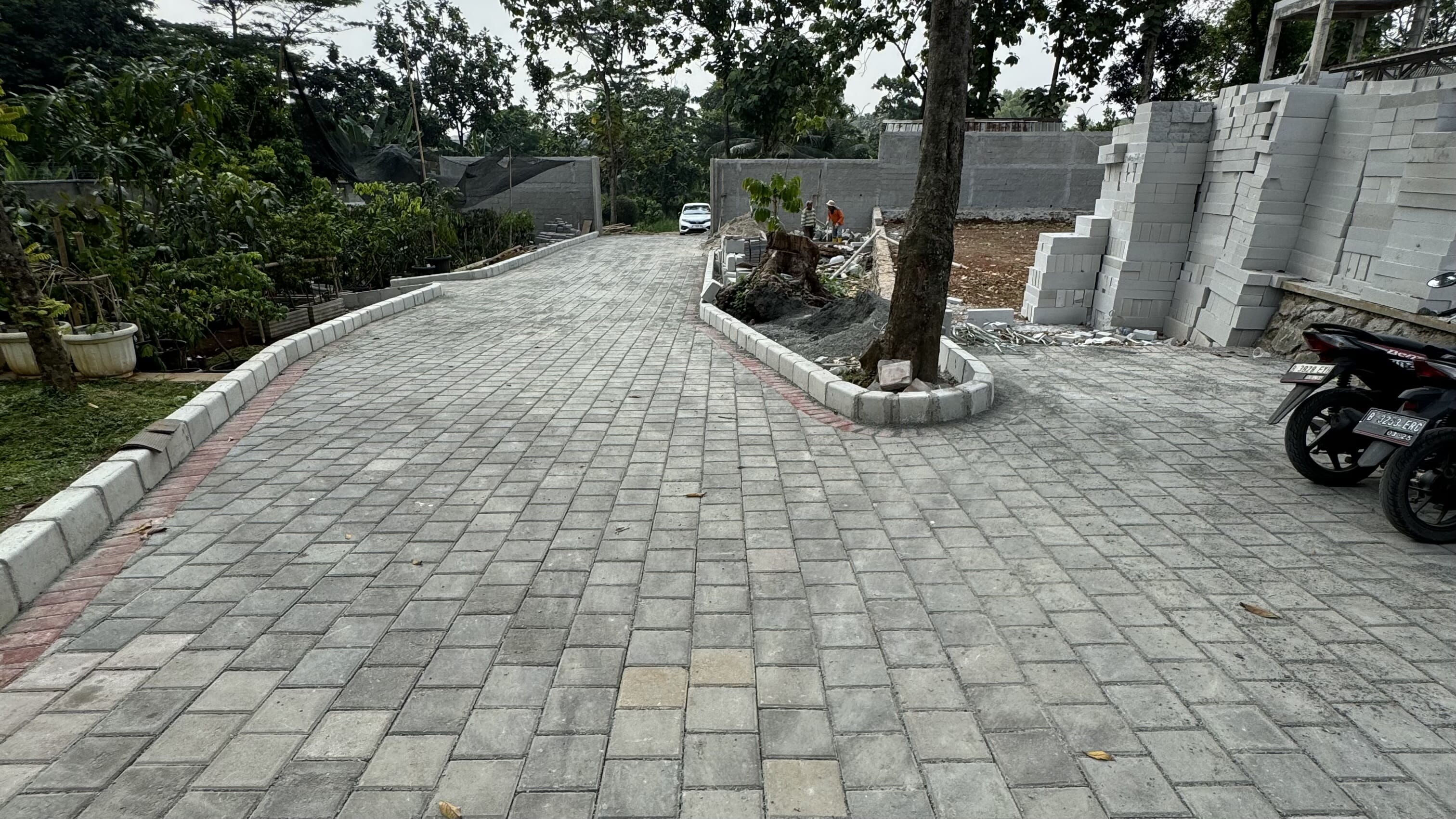 Pemasangan paving rumah pribadi — finishing rapi siap dilewati