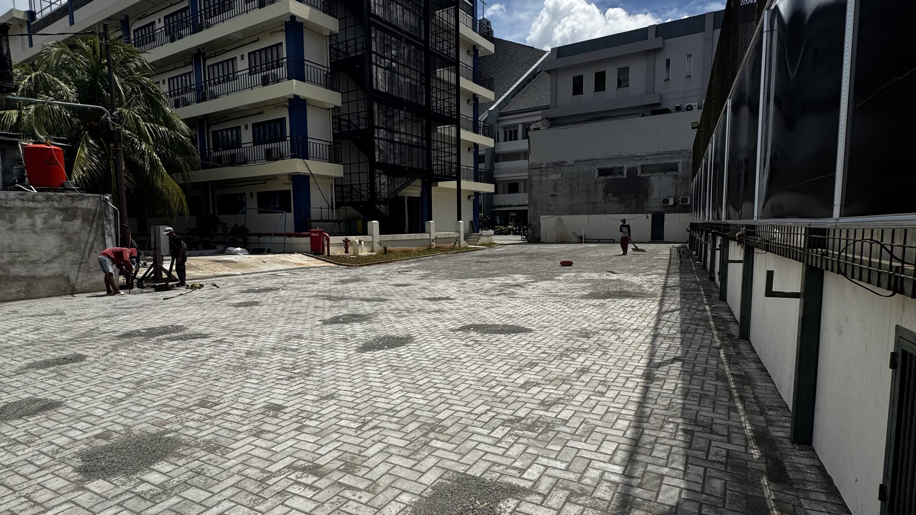 Jasa Pasang Paving Block Lahan Parkir oleh SolidPaving.id
