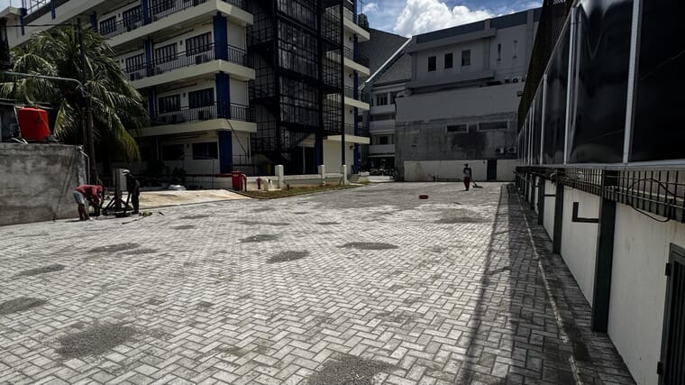 Lahan parkir komersial, pola Herringbone 45° untuk kuat manuver kendaraan