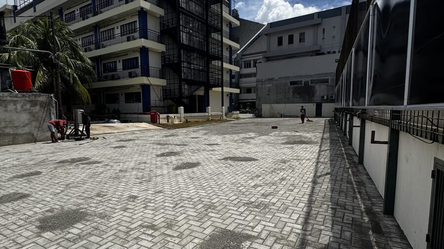 Jasa Pasang Paving Block Lahan Parkir oleh SolidPaving.id