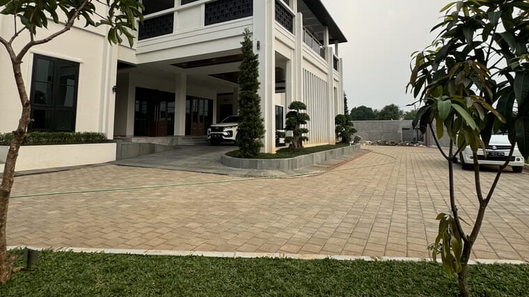 Area kedua, paving terpasang rapi