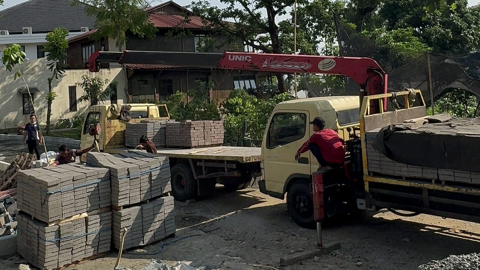 Unloading material paving block dengan sistem pallet dan crane untuk minim material rusak