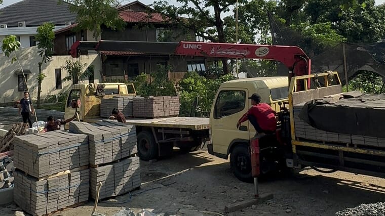 Unloading material paving block dengan sistem pallet dan crane untuk minim material rusak