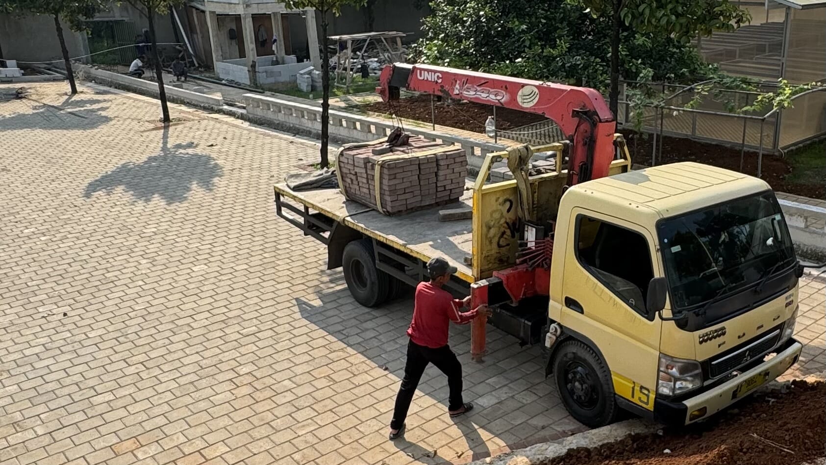 Pengiriman paving block menggunakan pallet dan crane oleh SolidPaving.id