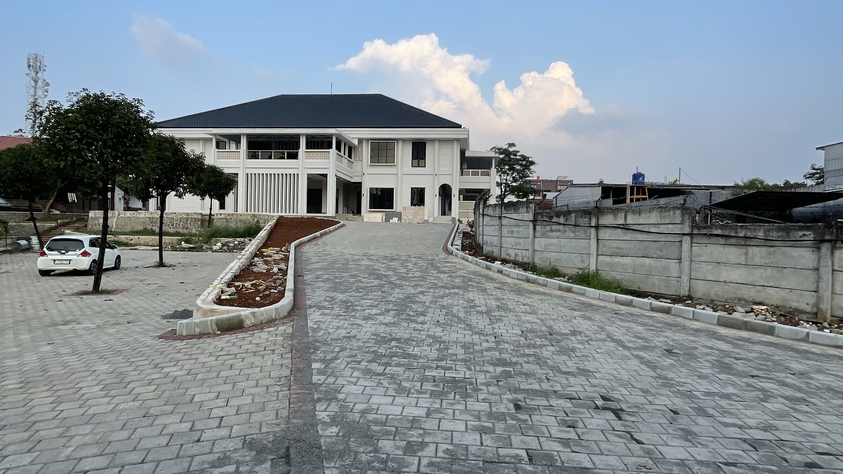 Penghamparan abu batu pengisi joint — kuncian solid antar paving
