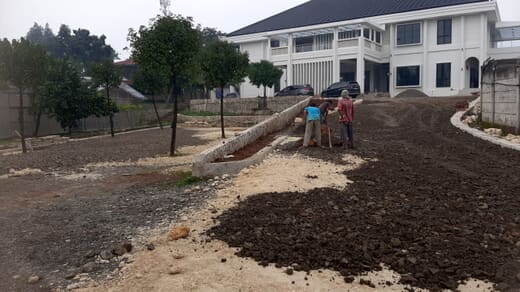 Penghamparan base course sebagai lapisan penyebar beban