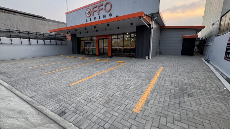 Area parkir toko furniture di Cimanggis Depok setelah pemasangan paving block