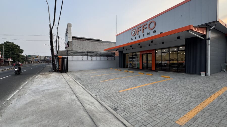 Area parkir toko di Curug, Cimanggis setelah dipasang paving block Holland K300