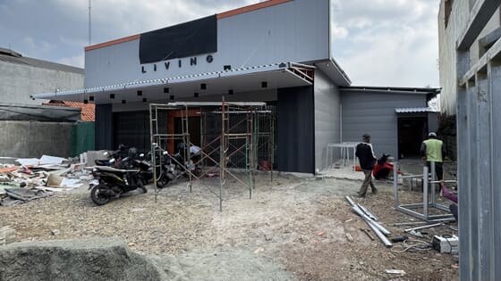 Pemasangan paving setelah leveling di Cimanggis