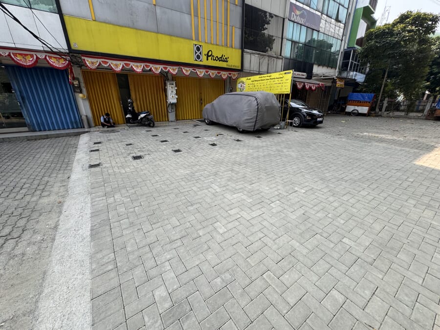Area parkir di Pasar Minggu setelah paving lama diganti dengan Holland K350