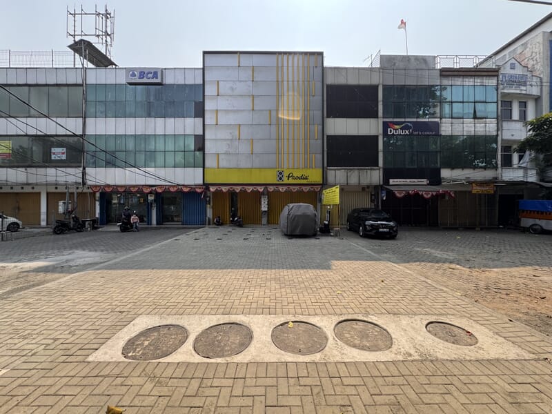 Area parkir klinik di Pasar Minggu setelah penggantian paving block