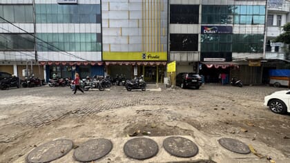 Kondisi paving block lama area parkir Pasar Minggu sebelum diganti