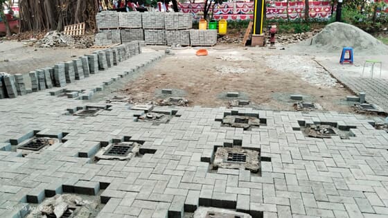 Pemasangan paving baru di Pasar Minggu hari kedua